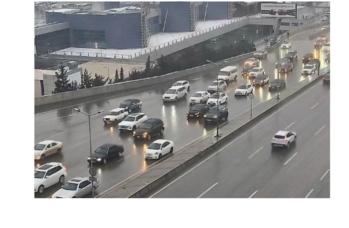 na-ryade-ulits-i-prospektov-baku-zatrudneno-dvizhenie-transporta