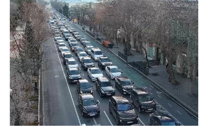 na-ryade-dorog-baku-zatrudneno-dvizhenie-transporta