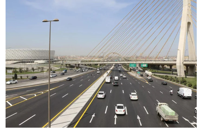 v-baku-vremenno-perekroyut-uchastok-aeroportovskogo-shosse-iz-za-zameny-tablo