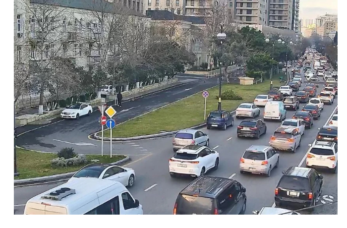 v-baku-na-ryade-ulits-i-prospektov-zatrudneno-dvizhenie-transporta