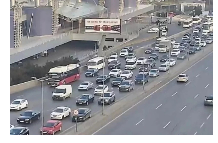 na-ryade-ulits-i-prospektov-baku-zatrudneno-dvizhenie-transporta