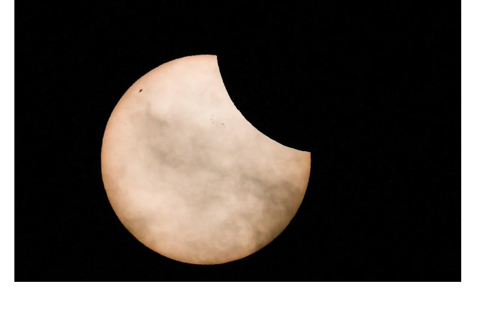 na-zemle-nachalos-pervoe-solnechnoe-zatmenie-v-etom-godu