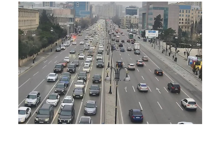 v-baku-na-dvukh-desyatkakh-ulits-i-prospektov-zatrudneno-dvizhenie-transporta