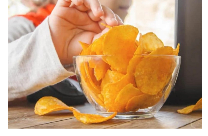 v-pachke-chipsov-obnaruzhili-chervey-ekspert-prokommentiroval-situatsiyu