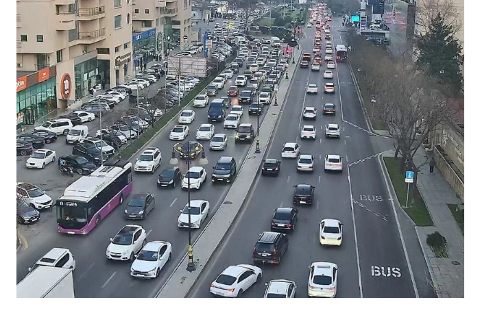 v-baku-na-ryade-ulits-nablyudayutsya-probki