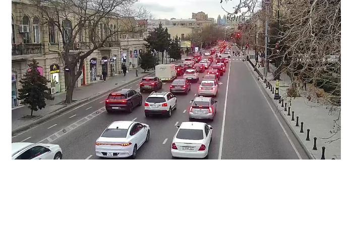 v-baku-na-ryade-ulits-i-prospektov-zatrudneno-dvizhenie-transporta