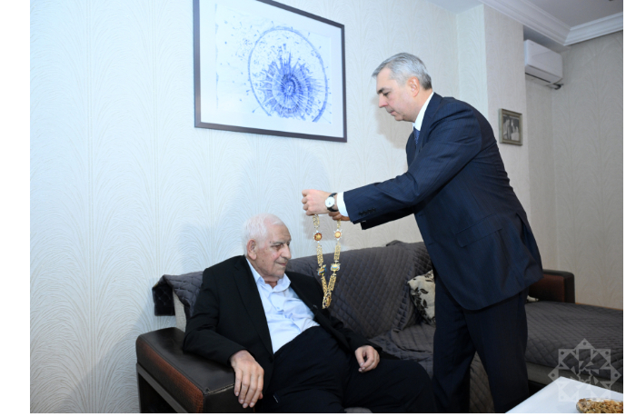 narodnomu-poetu-narimanu-gasanzade-vruchen-orden-geydar-aliev-foto