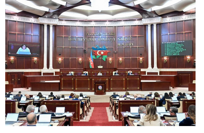 nachalos-plenarnoe-zasedanie-milli-medzhlisa-na-povestke-dnya-10-voprosov