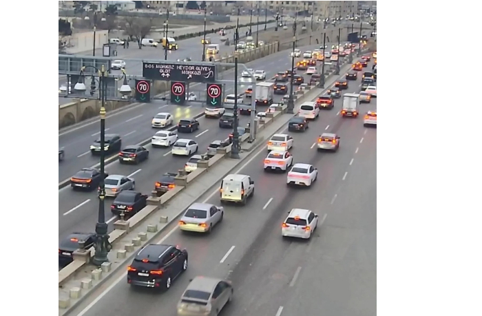 na-ryade-ulits-i-prospektov-baku-zatrudneno-dvizhenie-transporta