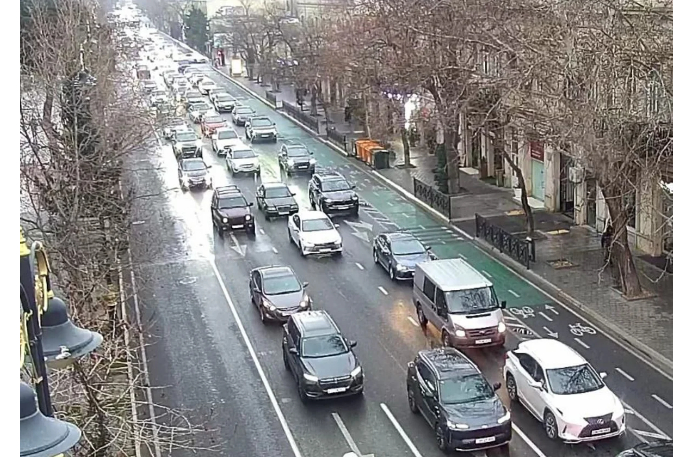 na-ryade-dorog-baku-zatrudneno-dvizhenie-transporta