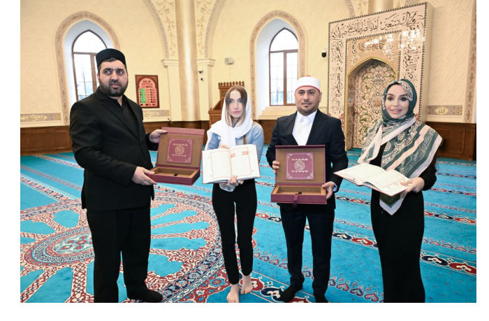 leyla-alieva-i-alena-alieva-posetili-dzhuma-mechet