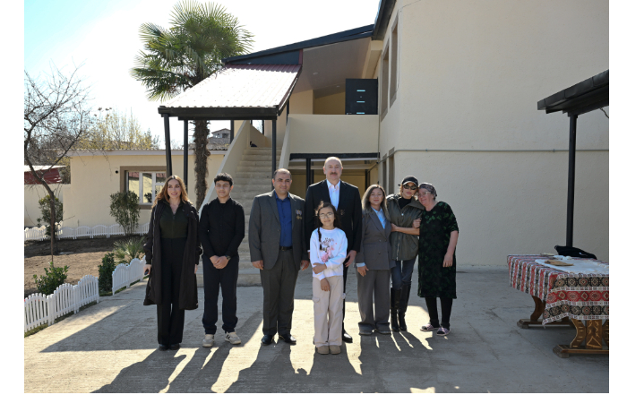 iskrennyaya-beseda-prezidenta-ilkhama-alieva-i-pervoy-ledi-mekhriban-alievoy-s-zhitelyami-goroda-khodzhavend-video