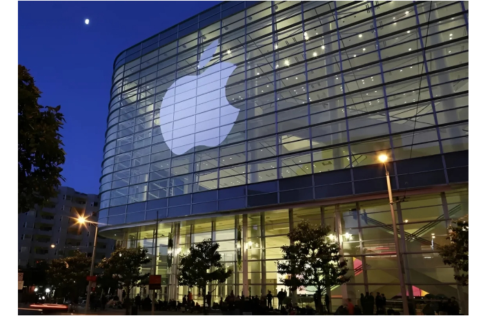 sovetnik-trampa-obvinil-glavu-apple-vo-lzhi-o-perenose-proizvodstva-v-ssha