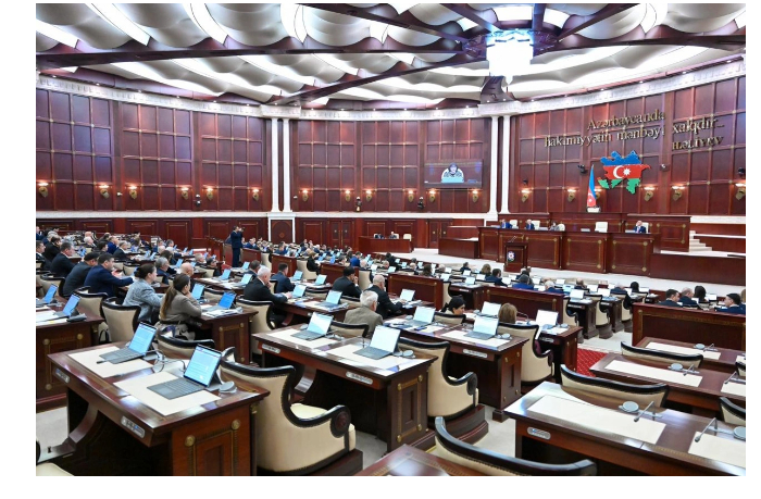 nachalos-plenarnoe-zasedanie-milli-medzhlisa-v-povestke-dnya-9-voprosov