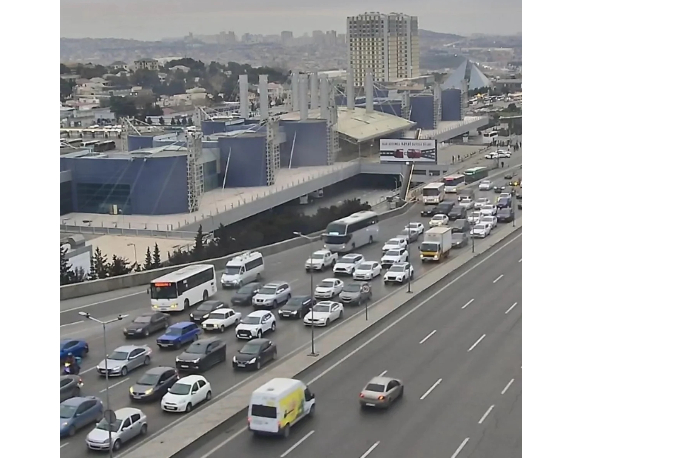 na-ryade-ulits-i-prospektov-baku-zatrudneno-dvizhenie-transporta