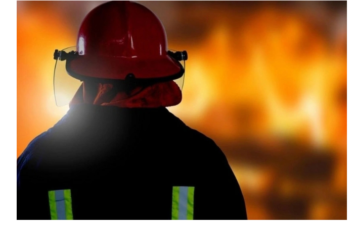 na-prospekte-parlamenta-v-baku-gorit-zhiloe-zdanie