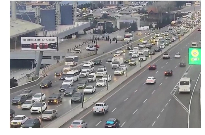 na-ryade-ulits-i-prospektov-baku-zatrudneno-dvizhenie-transporta