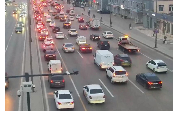 na-mnogikh-dorogakh-baku-zatrudneno-dvizhenie-transporta