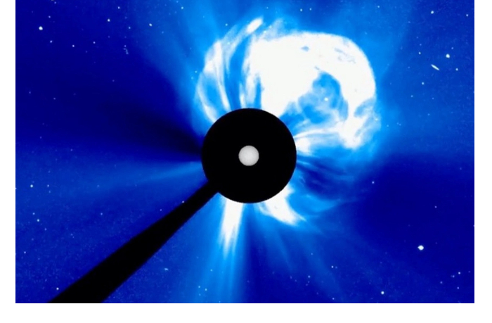 na-obratnoy-storone-solntsa-proizoshel-moshchnyy-vzryv
