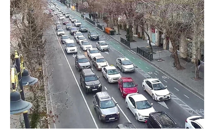 na-ryade-dorog-baku-zatrudneno-dvizhenie-transporta