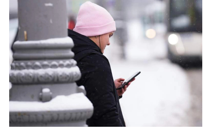 ekspert-obyasnil-bystruyu-razryadku-telefonov-zimoy