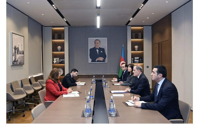 novyy-posol-kolumbii-vruchila-kopii-veritelnykh-gramot-dzheykhunu-bayramovu