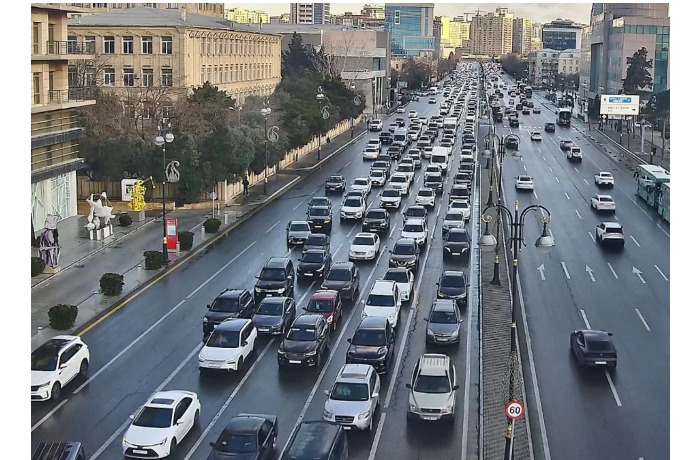 v-baku-na-dvukh-desyatkakh-ulits-i-prospektov-zatrudneno-dvizhenie-transporta