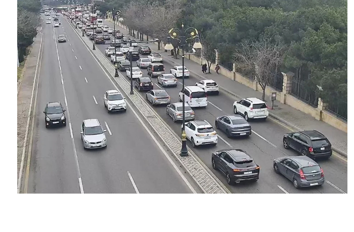 v-baku-na-18-ulitsakh-i-prospektakh-zatrudneno-dvizhenie-transporta