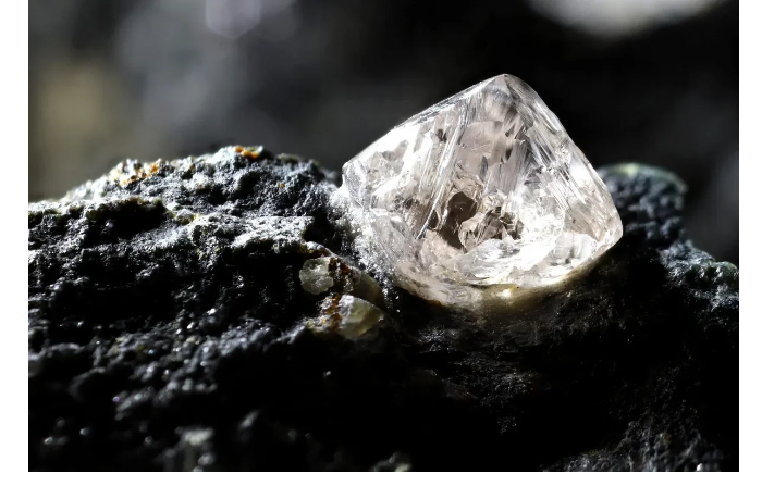 ilkham-aliev-utverdil-shtrafy-za-vvoz-i-vyvoz-neobrabotannykh-almazov