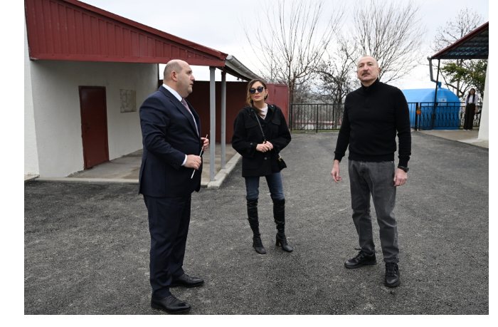 ilkham-aliev-oznakomilsya-s-rabotami-po-vosstanovleniyu-chastnykh-domov-i-infrastruktury-v-sele-khanoba