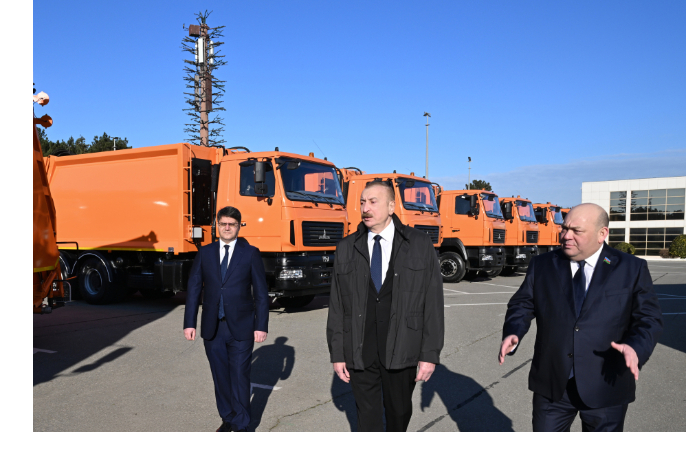 prezident-ilkham-aliev-oznakomilsya-v-baku-s-tekhnikoy-dlya-perevozki-bytovykh-otkhodov-foto