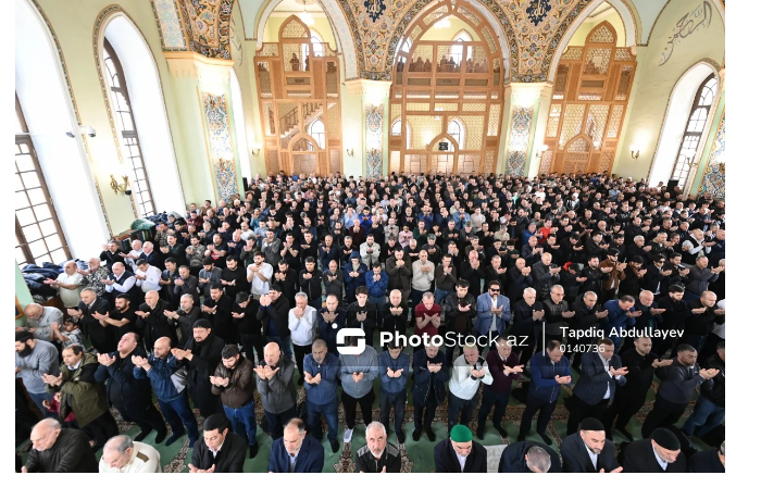 v-mecheti-tezepir-sovershen-prazdnichnyy-namaz-po-sluchayu-ramazan-bayramy