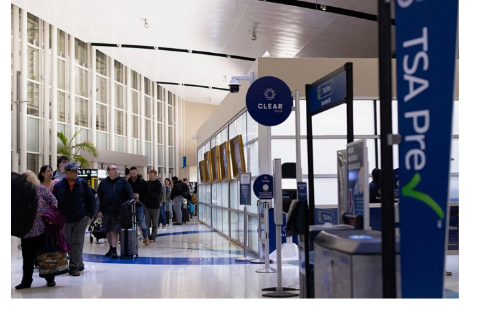 belyy-dom-soobshchil-o-khaose-v-amerikanskikh-aeroportakh