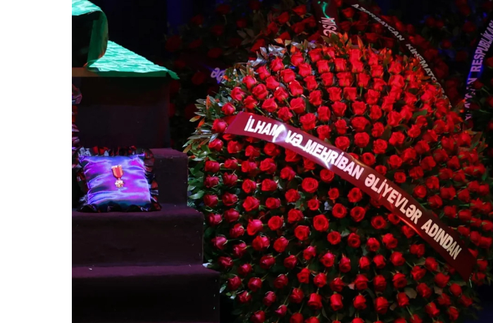 ilkham-aliev-i-mekhriban-alieva-otpravili-venok-na-tseremoniyu-proshchaniya-s-rasimom-balaevym