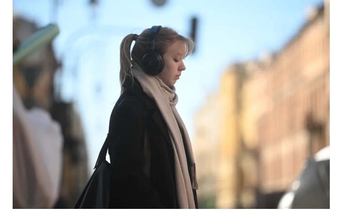 mozhet-li-muzyka-v-naushnikakh-privesti-k-glukhote