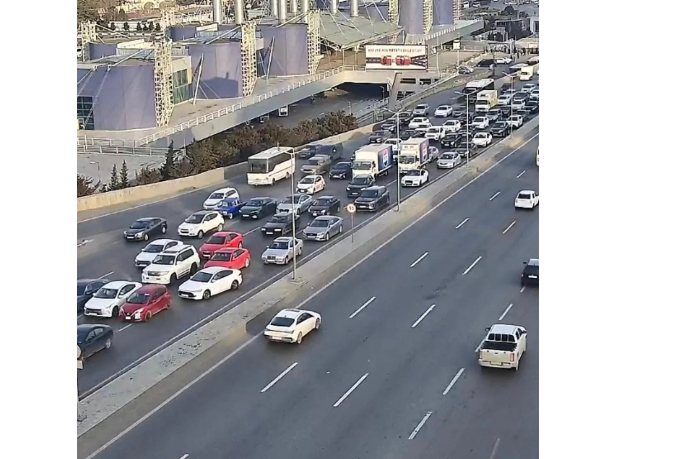 na-ryade-ulits-i-prospektov-baku-zatrudneno-dvizhenie-transporta