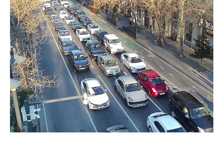 v-baku-na-ryade-ulits-i-prospektov-zatrudneno-dvizhenie-transporta