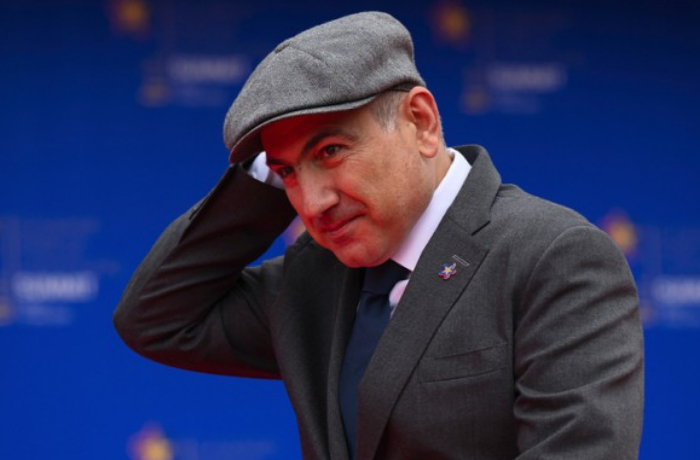 pashinyan-szhigaet-mosty