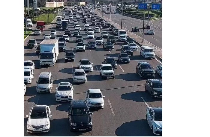 v-baku-na-ryade-ulits-i-prospektov-zatrudneno-dvizhenie-transporta