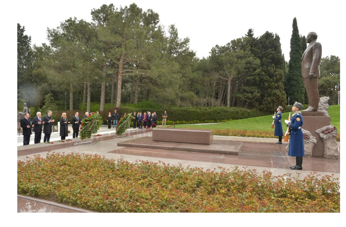 parlamentskie-delegatsii-posetili-alleyu-pochetnogo-zakhoroneniya-park-pobedy-i-memorial-turetskim-shekhidam-foto