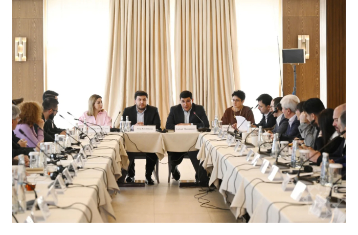 v-azerbaydzhane-prokhodit-kruglyy-stol-s-predstavitelyami-grazhdanskogo-obshchestva-armenii