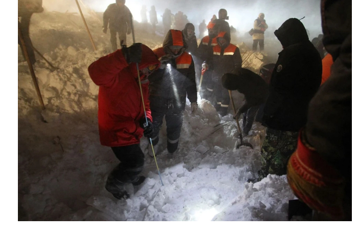 zhenshchina-s-rebenkom-okazalis-pod-snegom-iz-za-skhoda-laviny-v-dagestane