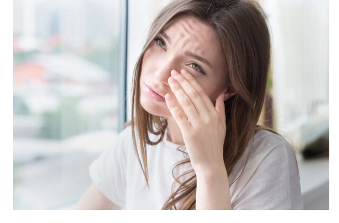 oftalmolog-obyasnil-pochemu-dergaetsya-glaz-i-kogda-eto-opasno