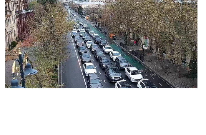 v-baku-na-ryade-glavnykh-ulits-i-prospektov-zatrudneno-dvizhenie-transporta