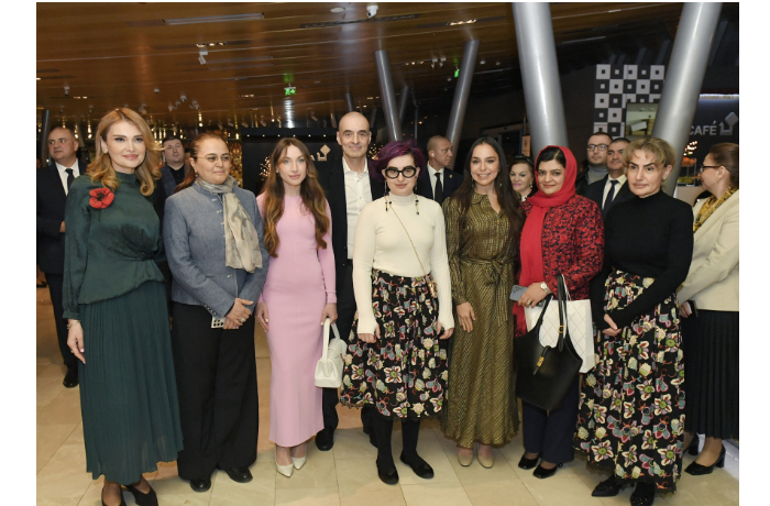 leyla-alieva-i-alena-alieva-prinyali-uchastie-v-otkrytii-personalnoy-vystavki-pod-nazvaniem-obraz-zapechatlennyy-v-pamyati-v-natsionalnom-muzee-kovra-foto