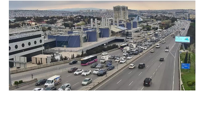 v-baku-na-ryade-dorog-zatrudneno-dvizhenie-transporta