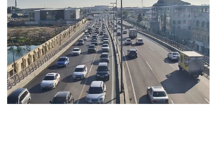 na-ryade-dorog-baku-zatrudneno-dvizhenie-transporta