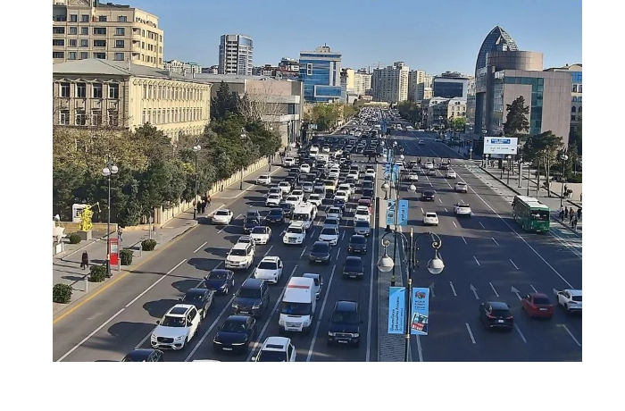 v-baku-na-ryade-ulits-i-prospektov-zatrudneno-dvizhenie-transporta