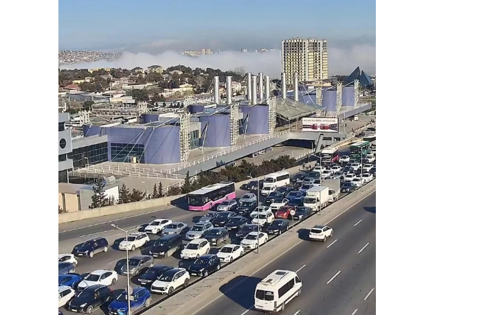 na-ryade-ulits-i-prospektov-baku-zatrudneno-dvizhenie-transporta