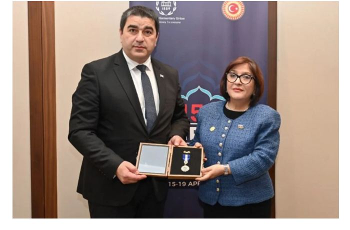 sakhibe-gafarovoy-vruchili-pervuyu-v-istorii-pochetnuyu-medal-parlamenta-gruzii